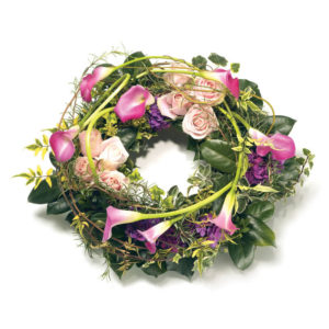 Begravningskrans med kallor, rosor, hortensia och grönt. Skicka den med ett blombud från Euroflorist direkt till aktuell begravning - beställ enkelt online.
