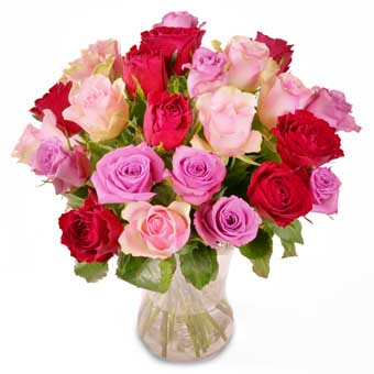 Blombukett med rosor i blandade färger (rött o olika rosa färgtoner). En vacker Alla Hjärtans Dag-bukett från Euroflorist.