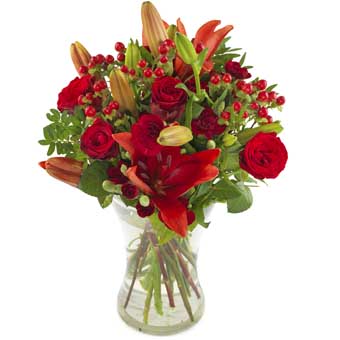 Bukett med röda blommor, bl a rosor och liljor. Blommorna ingår i Euroflorists stora utbud av blombuketter.