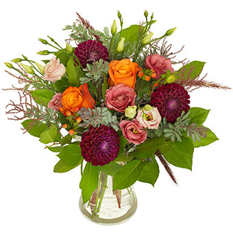 Höstbukett med bl a rosor, dahlia och andra blommor i höstens varma färger (orange, cerice, grönt). En Euroflorist-bukett, den finns att beställa online.
