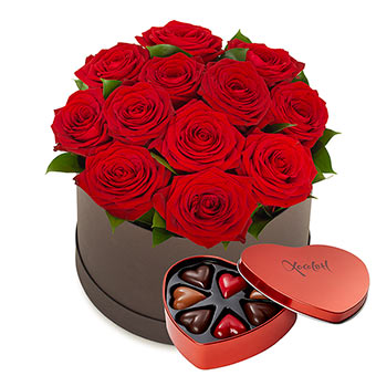 Rund hattask fylld med röda rosor. Plus en hjärtformad ask med hjärtformade chokladpraliner. Ur Euroflorists Alla Hjärtans Dag-sortiment.