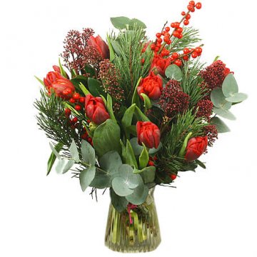Julbukett med blommor i rött och gröna blad. Skicka julblommor med bud via Florister i Sverige!