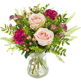 Morsdagsbuketten, med rosor, nejlikor och gröna blad. Färger i lila, rosa och grönt. Blommorna hittar du hos Euroflorist.