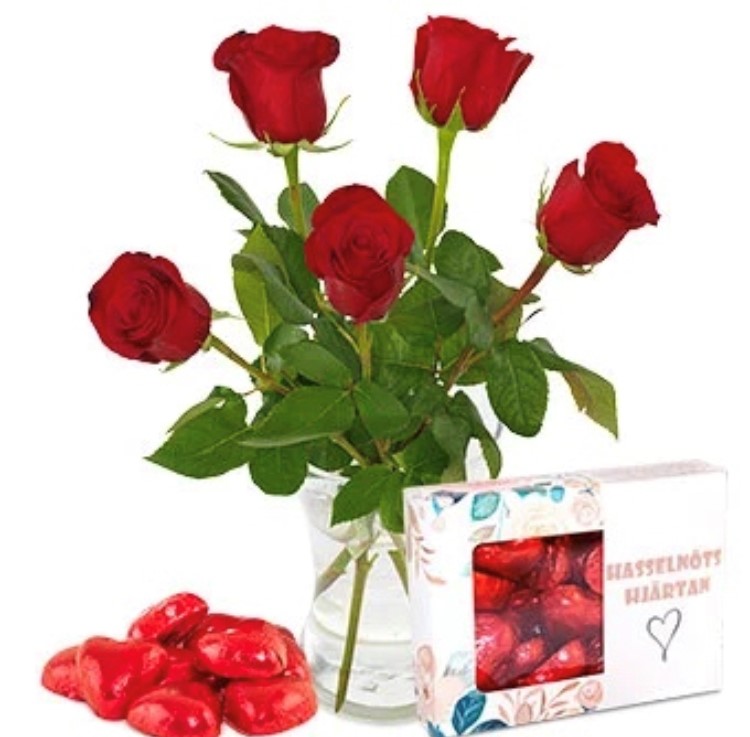 Bukett med röda rosor +en ask med chokladhjärtan. Beställ online hos Euroflorist!