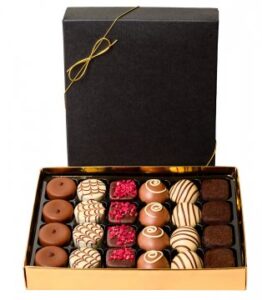 Presentask med 24 st belgiska chokladpraliner. Skicka ett chokladbud via Florister i Sverige och önska god jul!