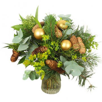 Julgrupp med naturen som bas. Mycket grönt +julkulor, kottar eller liknande. Skicka din blomstrande julhälsning via Florister i Sverige!