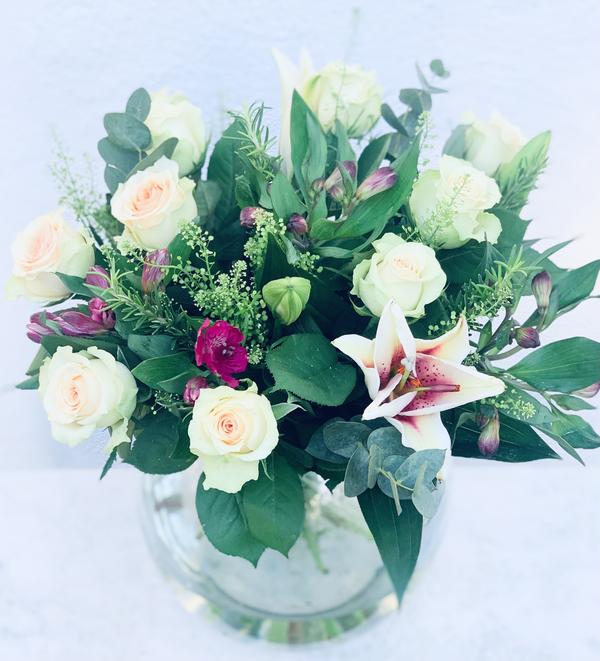 Vacker nyårsbukett med rosor, alstromeria, lilja och grönt. Skicka blommorna med bud via Made4y.se!