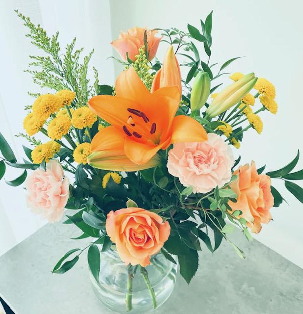 Bukett med blandade blommor i orange, rosa, aprikost och gult. Beställ blommorna hos Made4y - skicka dem med bud!