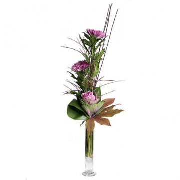 Tre lila snittblommor i en enkel nivåbukett. Beställ online hos Florister i Sverige!
