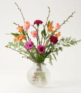 Interfloras marsbukett med franska tulpaner, nejlikor, alstroemeria och anemoner. Buketten går i rosa-orange-lila-grönt. Beställ blommorna online i Interfloras egen webbutik!