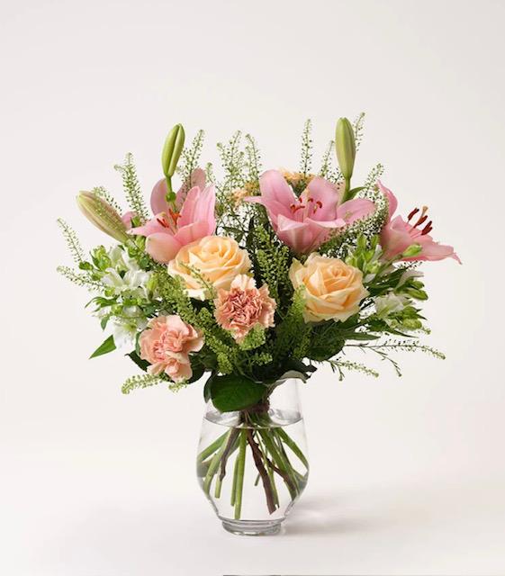 Underbar bukett, med rosor, nejlikor, liljor och germini i ljusa, milda färger. Skicka blommorna med blomsterbud från Interflora!