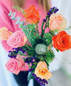 Vacker rosbukett med rosor i rosa, orange och aprikost. Beställ blommorna online hos Made4y.se och låt dem färdas hem till mottagarens dörr!