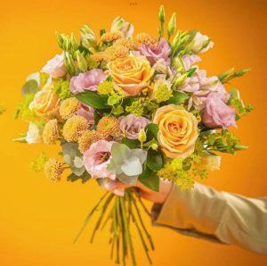 Euroflorists septemberbukett med ljuvliga blommor i rosa och aprikost. 