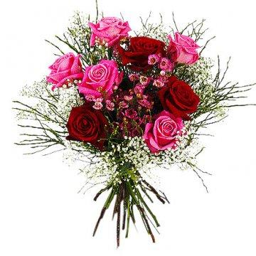 Finfin bukett med rosa och röda rosor tillsammans med småblommigt och grönt. Blommorna hittar du hos Florister i Sverige.