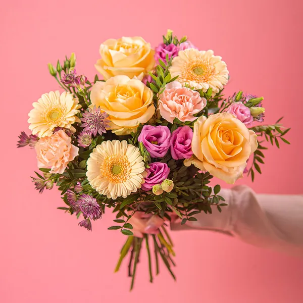 Blombukett, med blommor i gult och rosa - rosor, gerbera, krysantemum