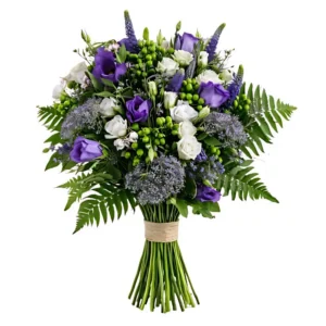 Blombukett med blandade snittblommor i vitt och lila tillsammans med gröna blad.
