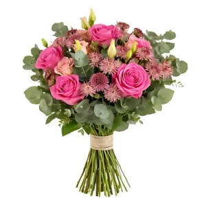 Vacker bukett med rosa rosor och rosa snittblommor tillsammans med gröna blad.