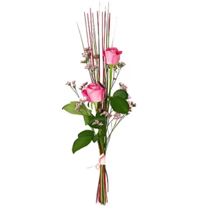 Stilfull nivåbukett, med två rosa rosor, ljusa snittblommor och dekorationspinnar eller strån.