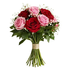 Stilig bukett med både röda och rosa rosor tillsammans med gröna blad.